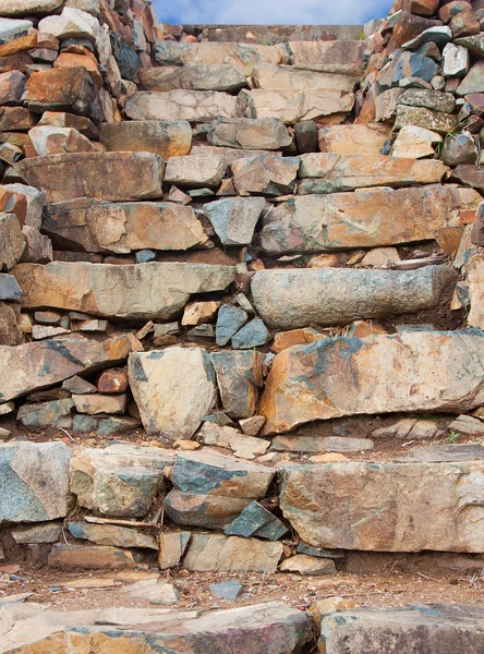 Ściana kamień kroki — Zdjęcie stockowe
