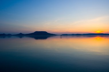 Güneş battıktan sonra balaton Gölü