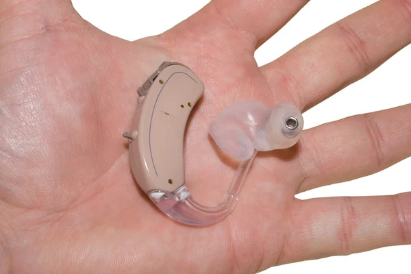 Cyfrowy aparat słuchowy na dłoni — Zdjęcie stockowe