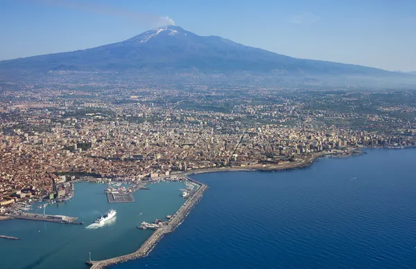 La ciudad de Catania y el Etna — Foto de Stock