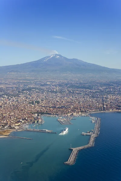 La ciudad de Catania y el Etna — Foto de Stock