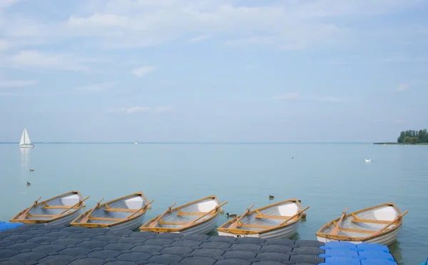 Lege boten aan het Balatonmeer — Stockfoto