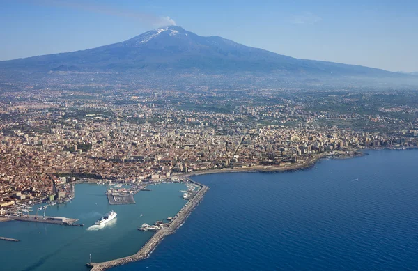 La ciudad de Catania y el Etna Fotos de stock