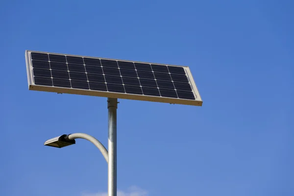 太陽電池駆動の街路灯 — ストック写真