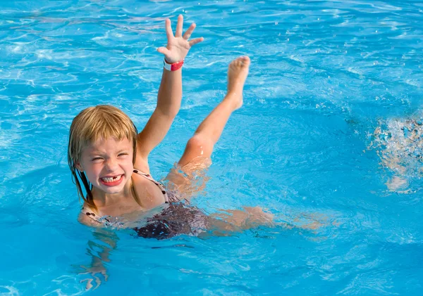 Счастливая девочка в бассейне . — стоковое фото