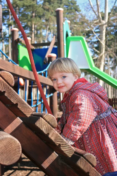 Kind op de speelplaats — Stockfoto