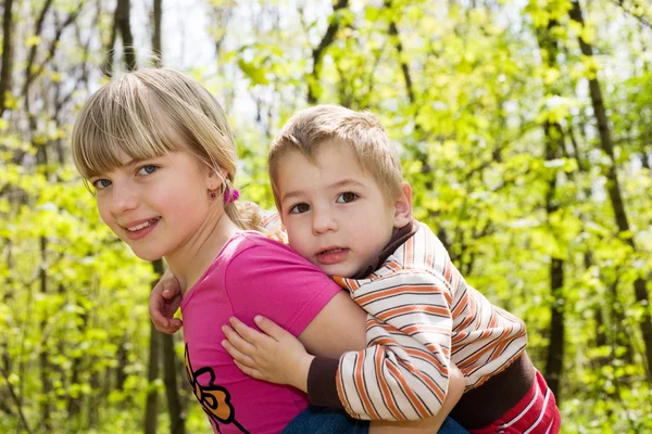 A girl takes care of his brother — Stock Photo, Image