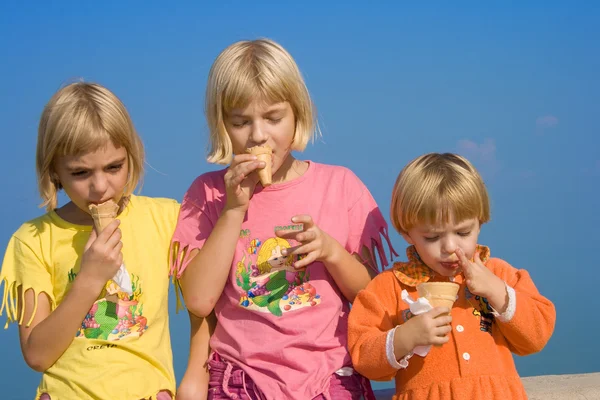 Ice-cream eating race — Stock Photo, Image