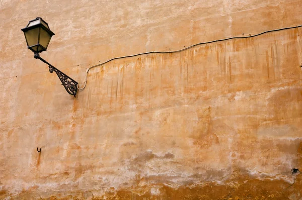 Стена Ольды с фонарем — стоковое фото