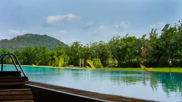 Krásný modrý bazén s tropickou vegetací — Stock fotografie