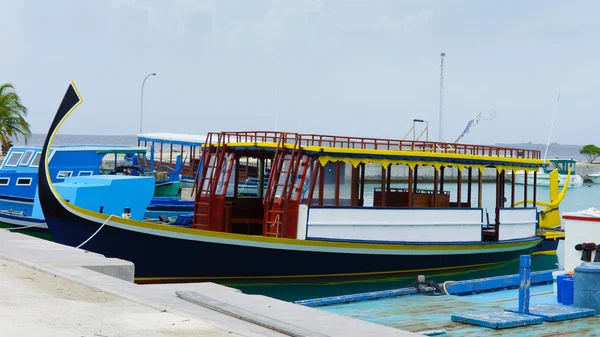Красочная туристическая лодка пришвартована к причалу — стоковое фото