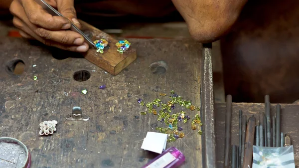Jeweller working with earrings — Stock Photo, Image