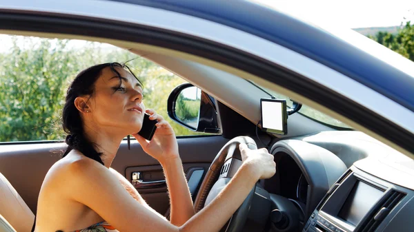 Kadın şoför istimal hareket eden telefon — Stok fotoğraf