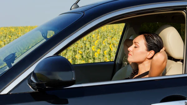 Mulher motorista descansando atrás do volante — Fotografia de Stock