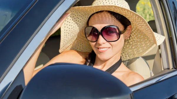 Kvinna i stråhatt som kör bil — Stockfoto
