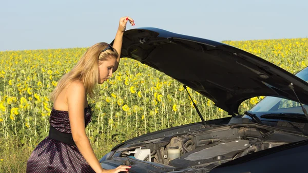 Woman checking under the hood — Stock Photo, Image