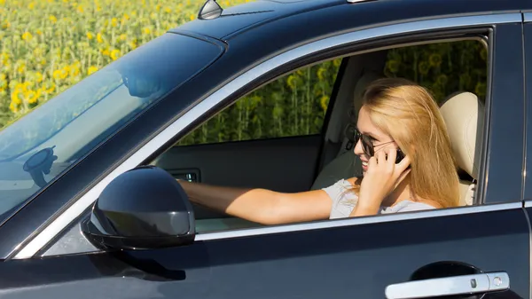 Mulher motorista falando em seu celular — Fotografia de Stock