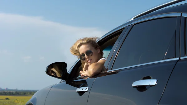 Mujer mirando por la ventana del coche — Foto de Stock