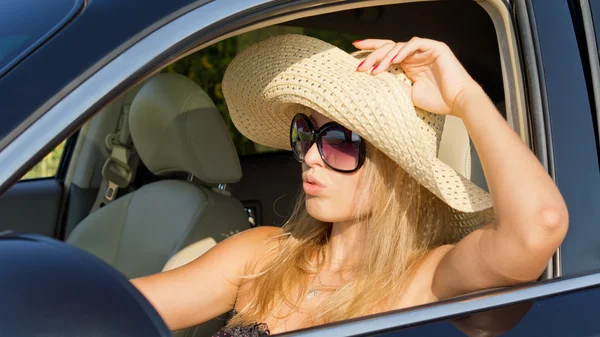 Bonita mulher motorista em chapéu de palha — Fotografia de Stock