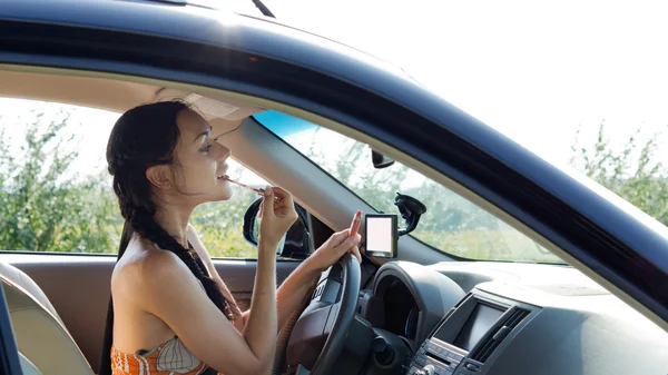Kobieta kierowca stosowania makijażu — Zdjęcie stockowe