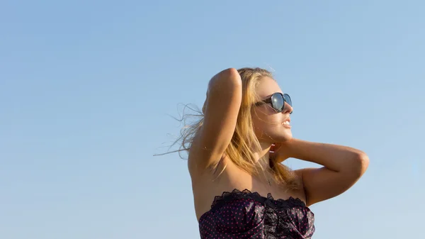 Hermosa mujer disfrutando del sol — Foto de Stock