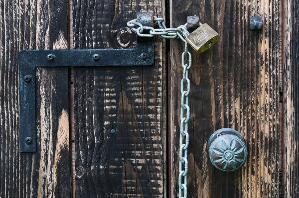 Vecchia porta in legno con una catena Immagini Stock Royalty Free