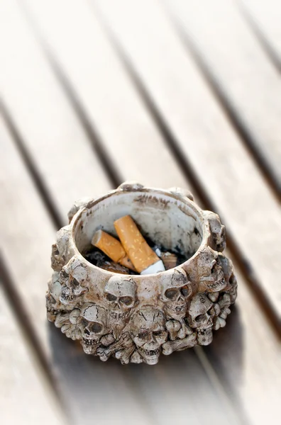 Пепельница и концы сигарет — стоковое фото