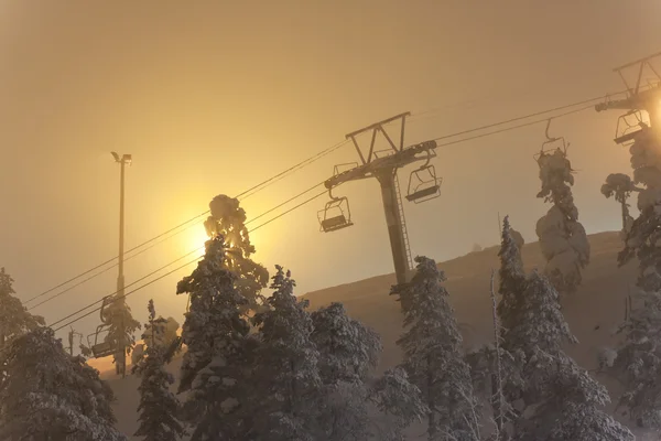 Windy ośrodek narciarski we mgle — Zdjęcie stockowe