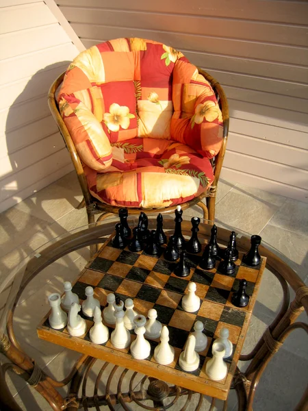 Σκάκι παιχνίδι και κήπου καρέκλα — Φωτογραφία Αρχείου