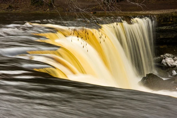 Piękny mały wodospad w Estonii wiosną — Zdjęcie stockowe