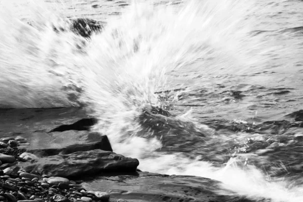 Water spatten aan rotsen — Stockfoto