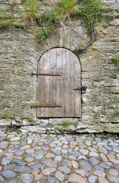 Ancienne porte en mur de calcaire — Photo