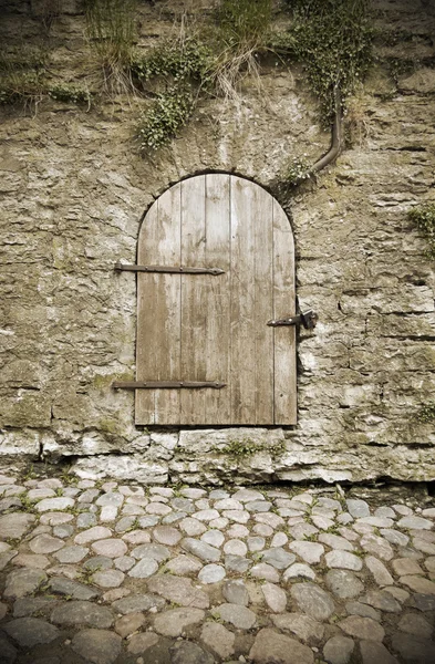 Ancienne porte en mur de calcaire — Photo