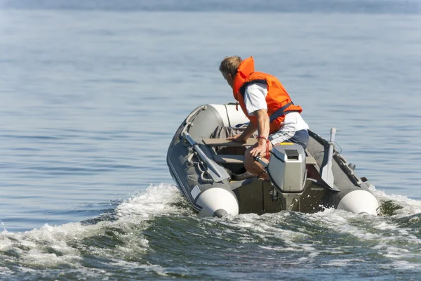 Man rijden op een boot — Stockfoto