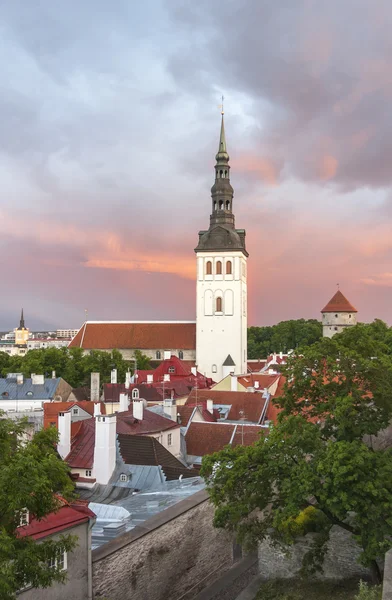 圣尼古拉斯教堂在塔林，爱沙尼亚日落时 — 图库照片