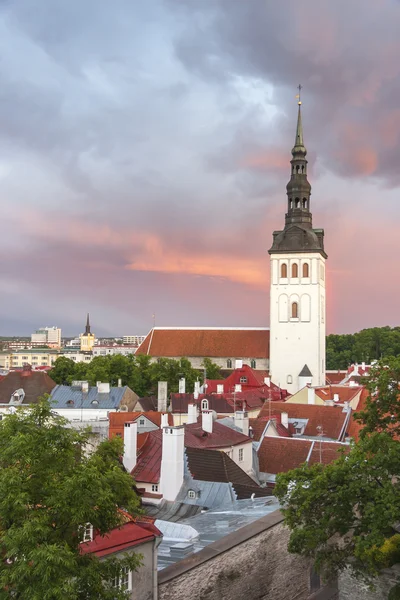 Εκκλησία του Αγίου Νικολάου στο Ταλίν, Εσθονία στο ηλιοβασίλεμα — Φωτογραφία Αρχείου
