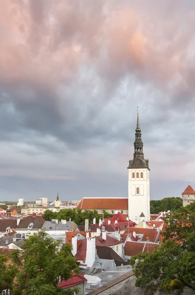 Tallinn, Estonya-gün batımında Aziz Nikolaos Kilisesi — Stok fotoğraf