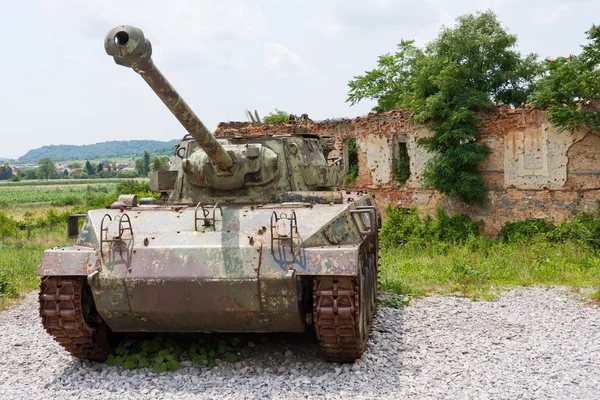 Tank in front of broken house — Stock Photo, Image
