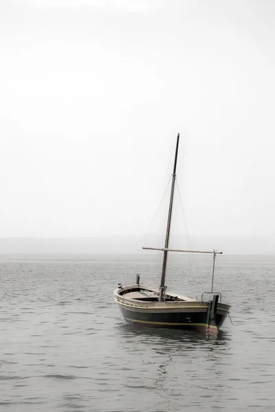 Barca da pesca con albero in mare — Foto Stock