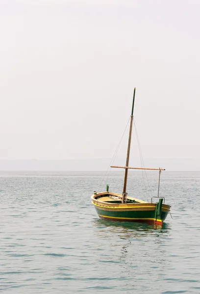 Vissersboot met een mast in zee — Stockfoto