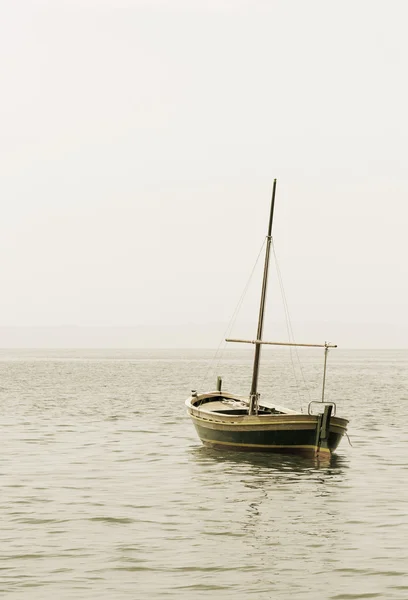 Rybářská loď s stožáru v moři — Stock fotografie