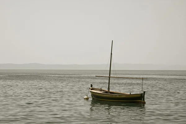 Barco de pesca con un mástil en el mar — Foto de Stock