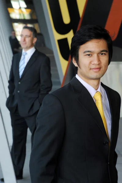 Asiatico uomo d'affari vestito in abito e cravatta, sorridente . — Foto Stock