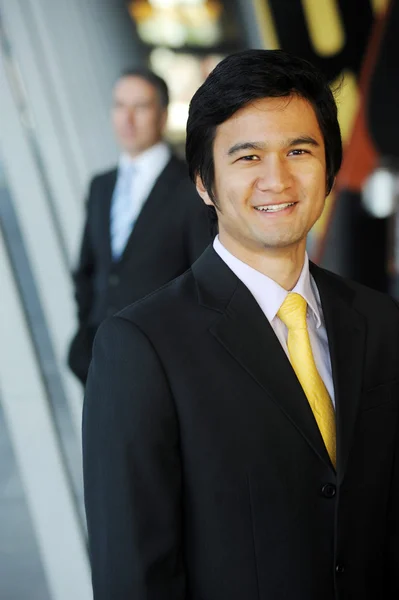 Asiatico uomo d'affari vestito in abito e cravatta, sorridente . — Foto Stock