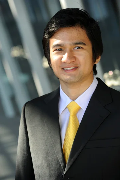 아시아 비즈니스 남자가 입고 양복과 넥타이, 웃 고. — 스톡 사진
