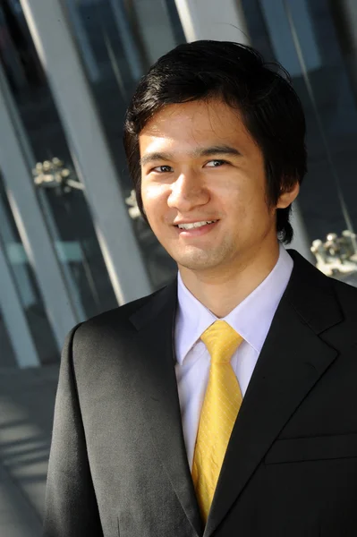 Asiatique homme d'affaires habillé en costume et cravate, souriant . — Photo