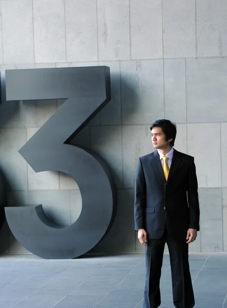 Asiatische Geschäftsmann gekleidet in Anzug und Krawatte. — Stockfoto