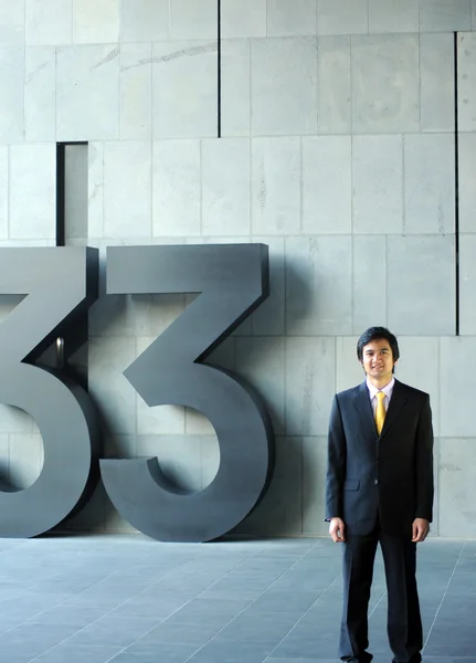 Asiático homem de negócios vestido de terno e gravata, sorrindo . — Fotografia de Stock