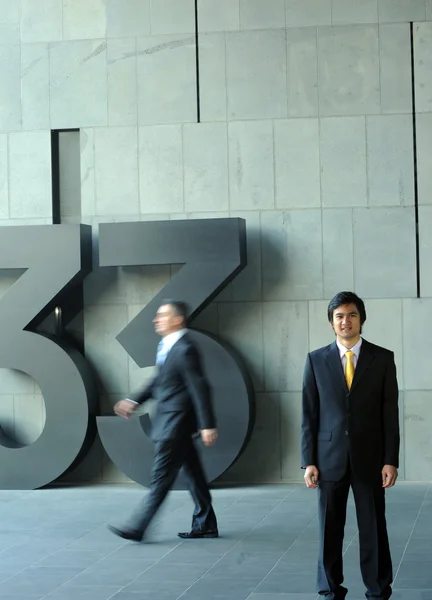 Azjatycki biznes człowiek ubrany w garnitur i krawat, uśmiechając się. — Zdjęcie stockowe
