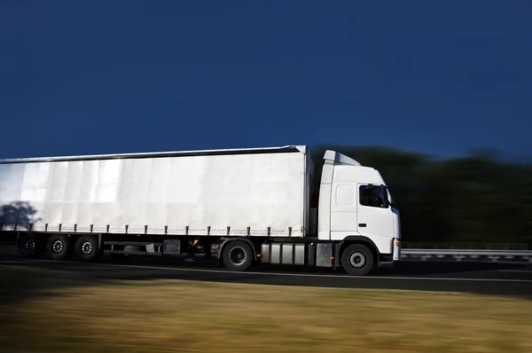 Lastbil på väg — Stockfoto